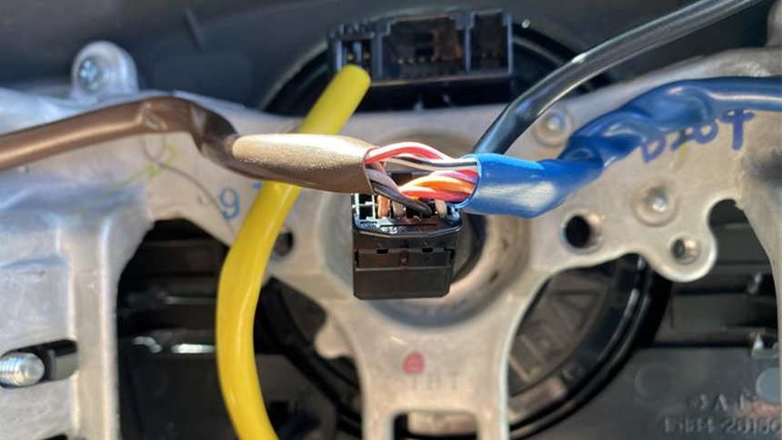 ハンドル内スパイラルケーブルカプラ