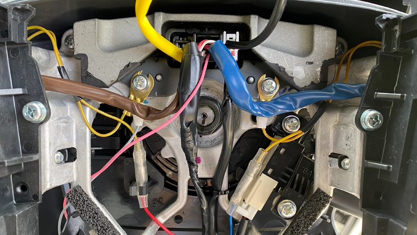 ハンドル内へ配線引き込み