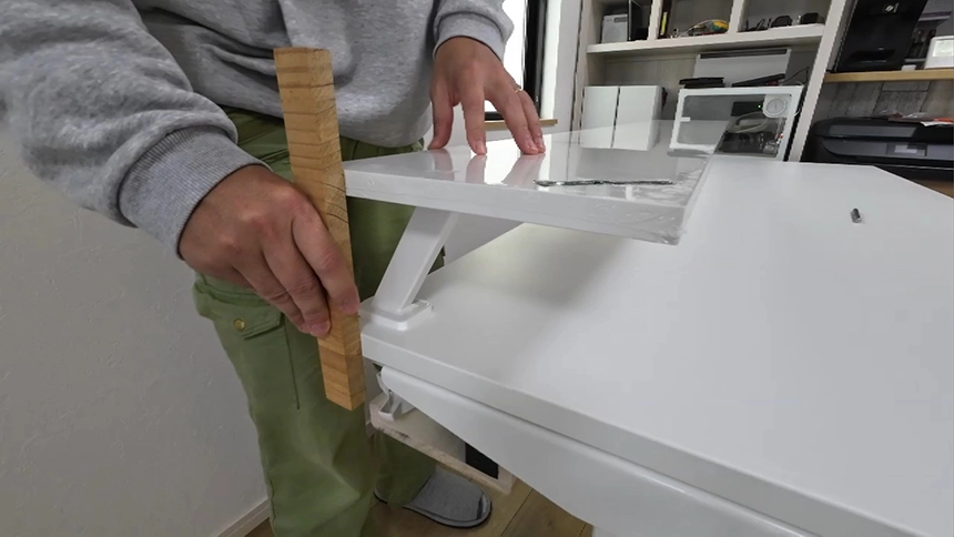 モニター天板の位置決め